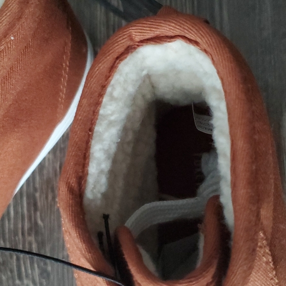 The Forever High-Top Sneaker BNWT - Size 7 - Picture 3 of 4